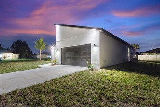 16078 Coruna Ct in Punta Gorda, FL - Building Photo - Building Photo