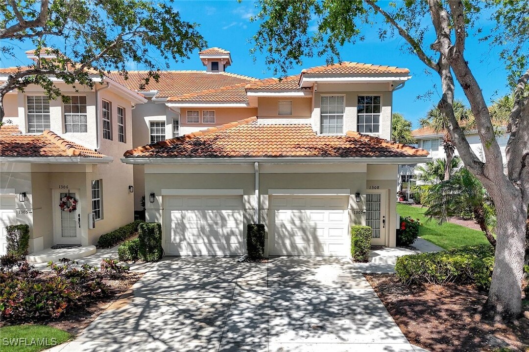3056 Horizon Ln in Naples, FL - Foto de edificio