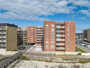 Horizon Shores in Long Beach, NY - Foto de edificio - Building Photo