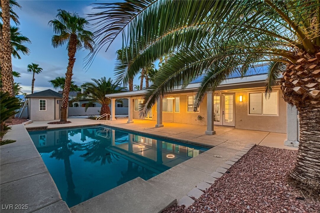6005 Blowing Bellows St in Las Vegas, NV - Building Photo