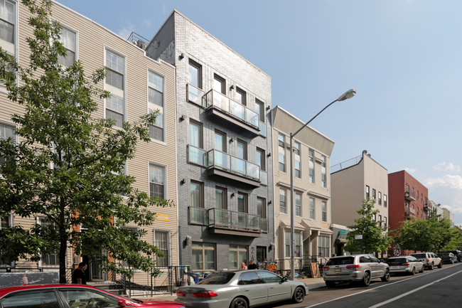 240 Troutman St in Brooklyn, NY - Foto de edificio - Building Photo