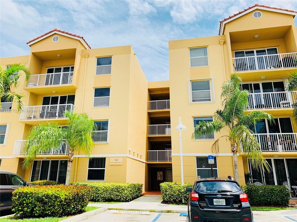 529 E Sheridan St, Unit 302 in Dania Beach, FL - Building Photo