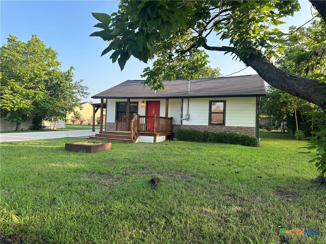 2004 W 3rd St in Taylor, TX - Building Photo - Building Photo