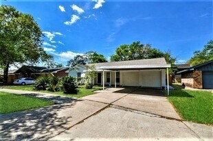 2404 Oaks Dr in Pasadena, TX - Building Photo