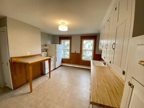 46 Eighth St, Unit #2 Up in Auburn, ME - Foto de edificio - Building Photo