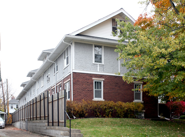 5613 E Washington St in Indianapolis, IN - Foto de edificio - Building Photo