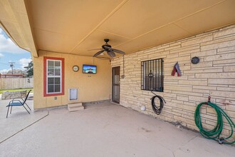 210 Lemonwood Ave in Universal City, TX - Foto de edificio - Building Photo