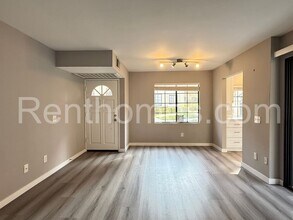 13272 Wimberly Square in San Diego, CA - Foto de edificio - Building Photo