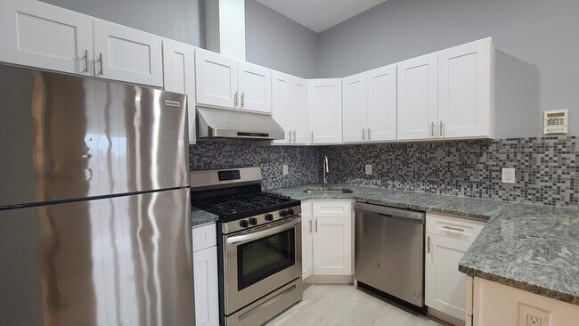 100 Griffith St in Jersey City, NJ - Foto de edificio - Building Photo