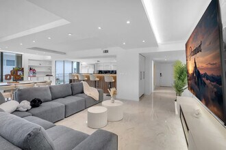 468 Golden Isles Dr in Hallandale Beach, FL - Foto de edificio - Building Photo