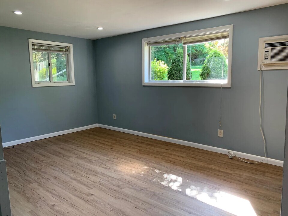 1043 Coddington Rd, Unit Downstairs in Ithaca, NY - Building Photo