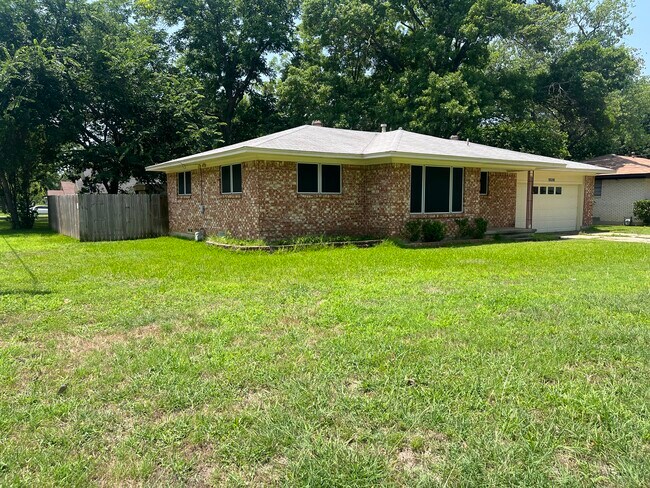 1506 Elizabeth St in Gainesville, TX - Building Photo - Building Photo