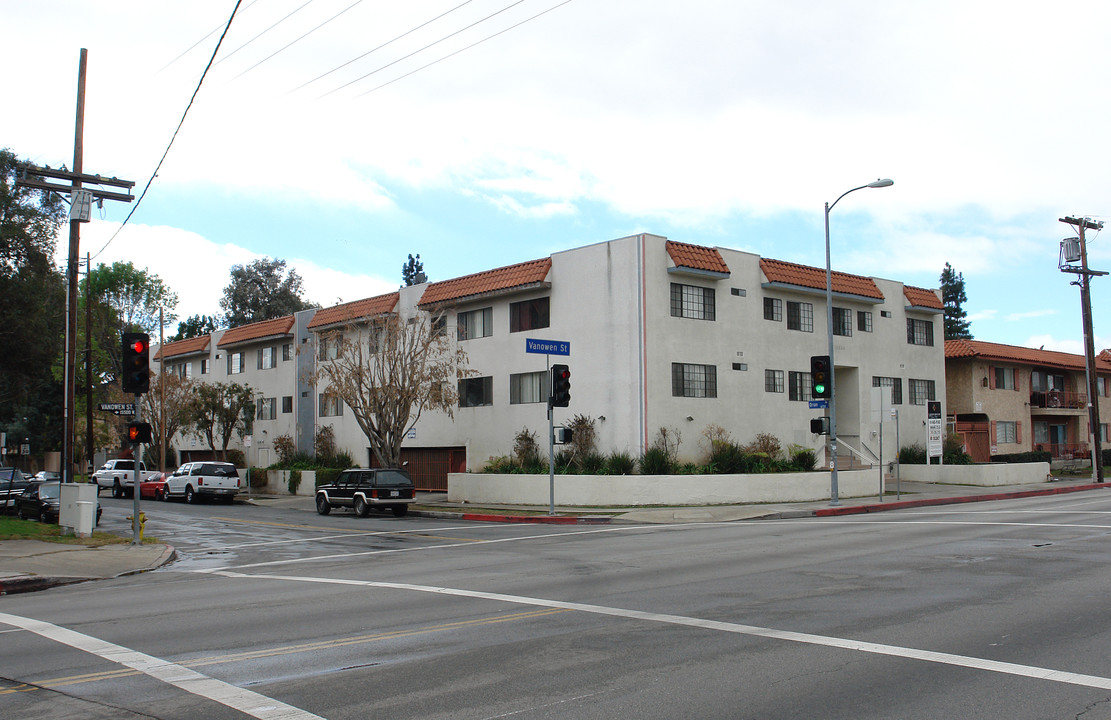 15506 Vanowen St in Van Nuys, CA - Foto de edificio