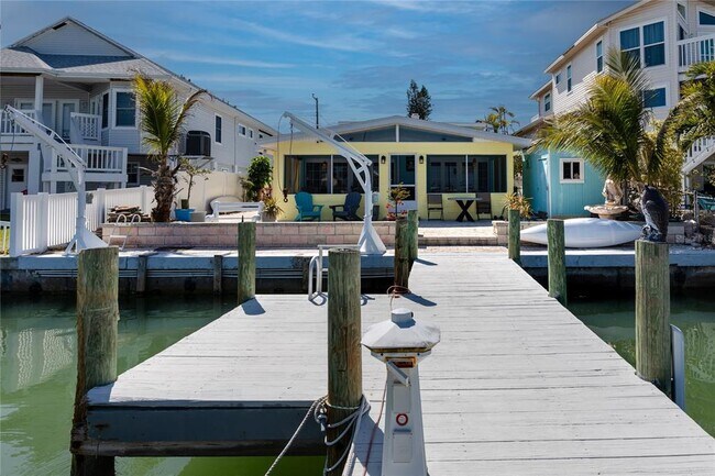 11215 3rd St E in Treasure Island, FL - Building Photo - Building Photo