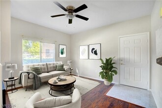 8501 W University Ave in Las Vegas, NV - Foto de edificio - Building Photo