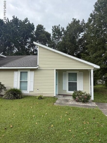 100 Twin Wood Dr in Havelock, NC - Building Photo