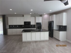 6118 Andover Wood Rd in Las Vegas, NV - Building Photo - Building Photo