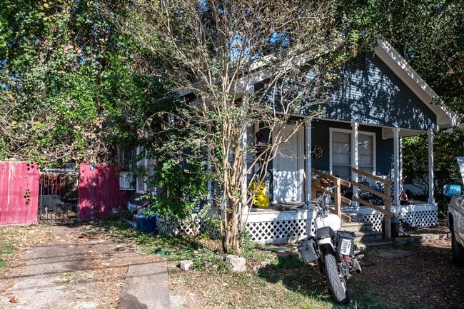 201 S Cleveland St in Dayton, TX - Building Photo - Building Photo