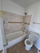 140 Hamden Ave, Unit B in Waterbury, CT - Building Photo - Building Photo