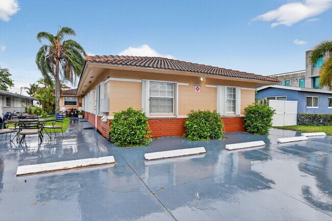 1932 NE 7th St in Deerfield Beach, FL - Foto de edificio - Building Photo