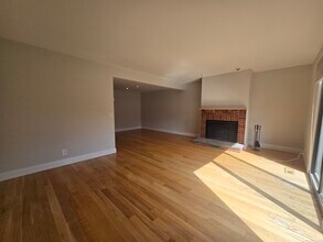 237 Strawberry Hill Ave in Stamford, CT - Building Photo - Building Photo