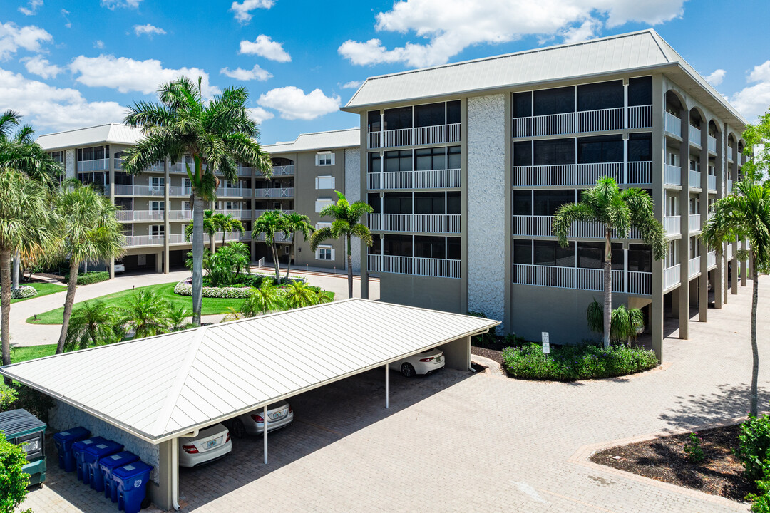 Windsor Court in Naples, FL - Foto de edificio