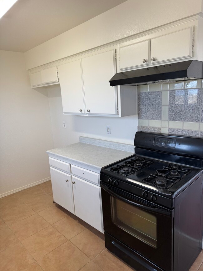 3007 Pat Ave, Unit 4 in Mojave, CA - Foto de edificio - Building Photo