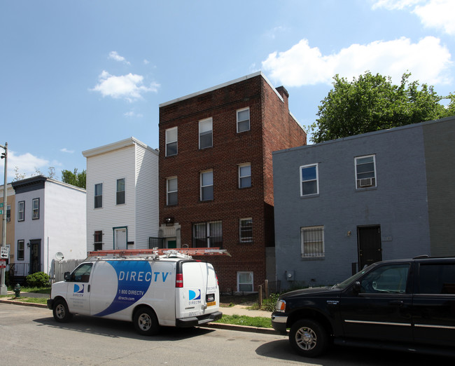 1111 16th St NE in Washington, DC - Foto de edificio - Building Photo