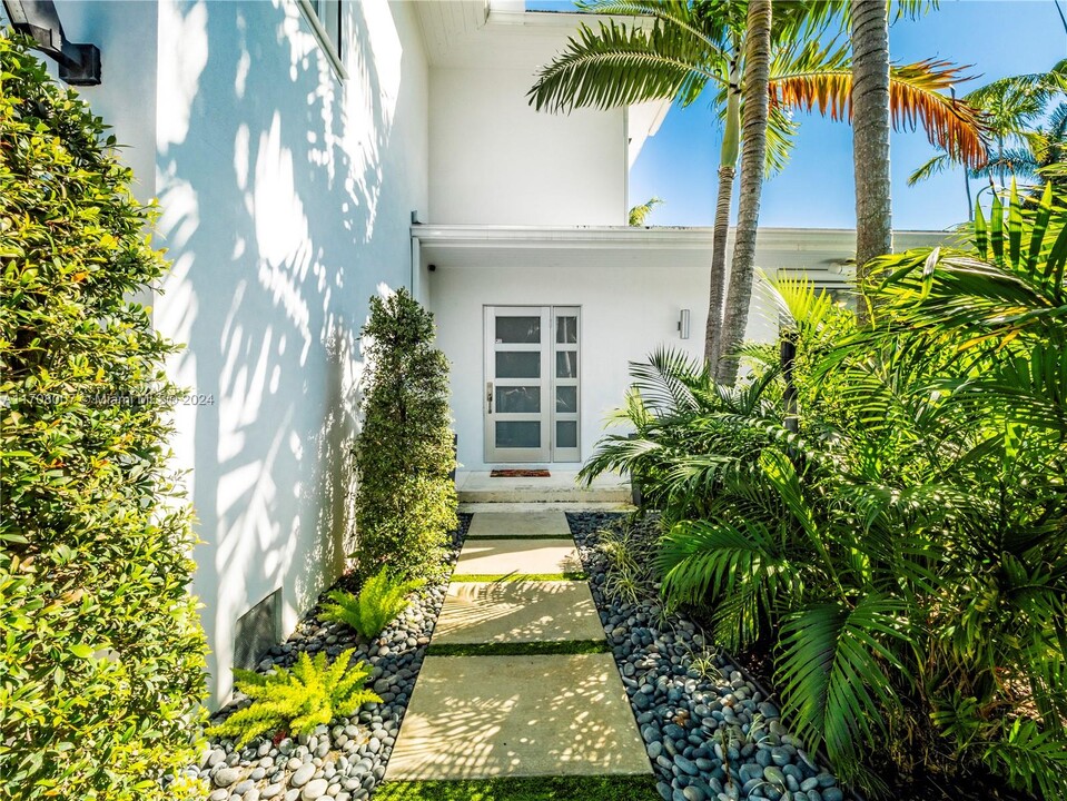 4365 N Bay Rd in Miami Beach, FL - Building Photo