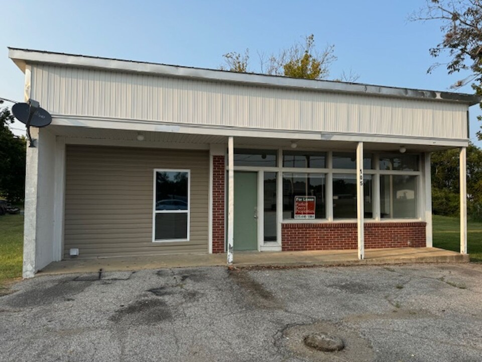 105 College St in Burns, TN - Building Photo