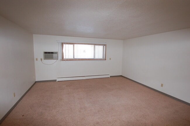 1304 19 1/2 St S in Moorhead, MN - Foto de edificio - Building Photo