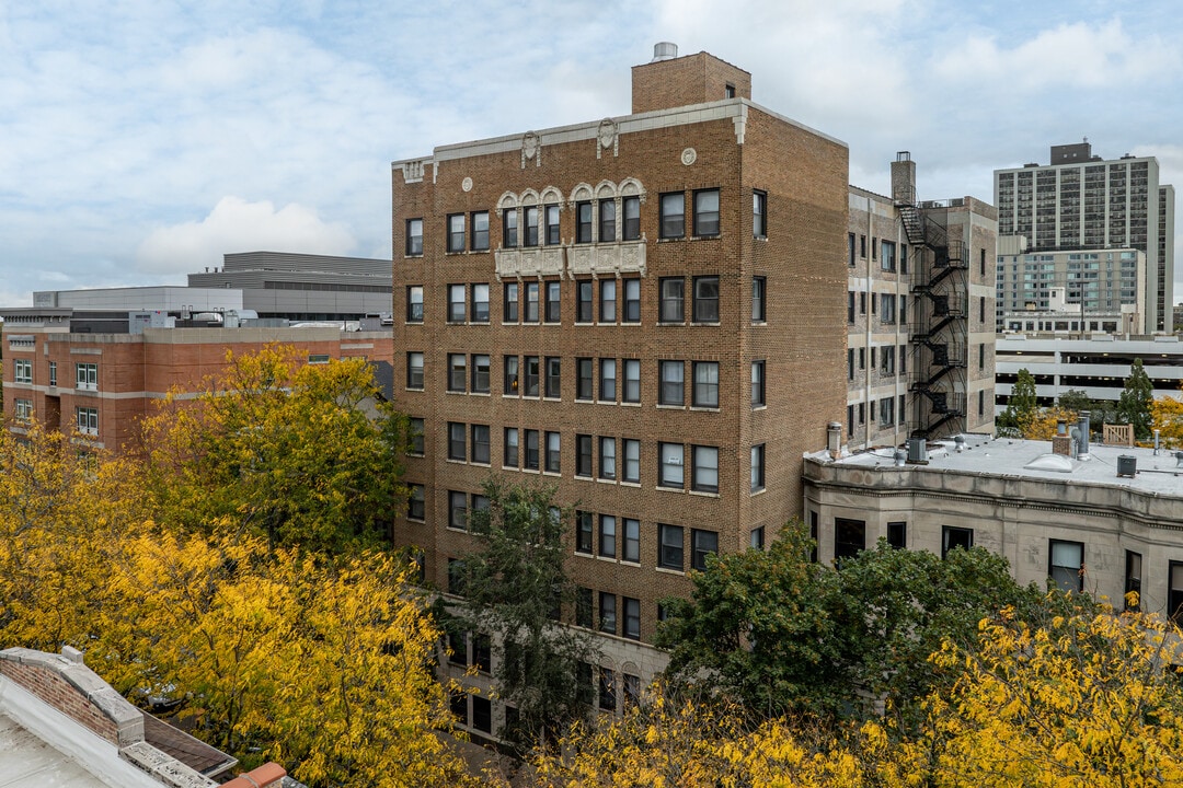 817 W Lakeside Place in Chicago, IL - Building Photo