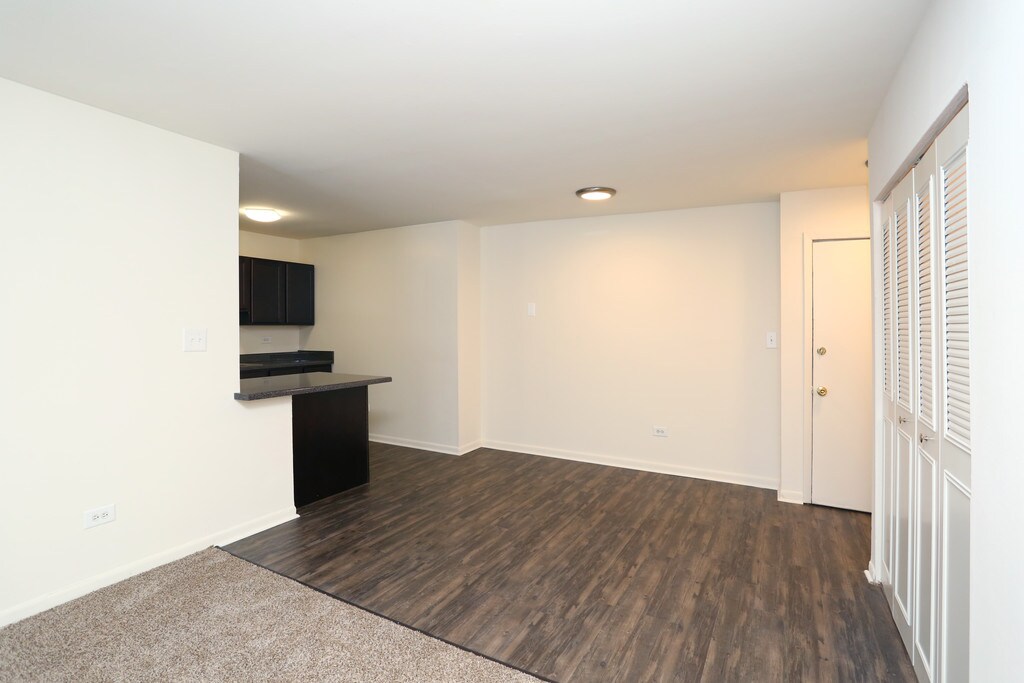 Hinsdale Lake Terrace Apartments in Willowbrook, IL