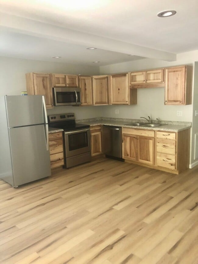 210 Rhodes St in Hendersonville, NC - Building Photo - Building Photo