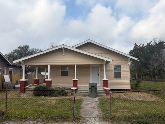 property at 2015 11th St