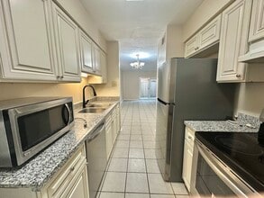 2116 Manson Ave, Unit D in Metairie, LA - Foto de edificio - Building Photo