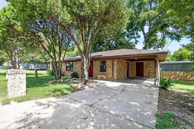 1201 E Alamo St in Brenham, TX - Building Photo - Building Photo