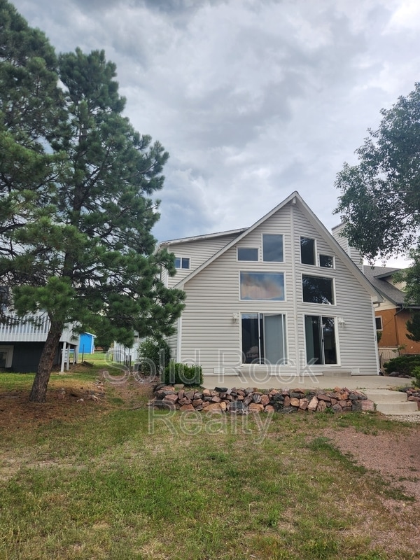 property at 32 Front St