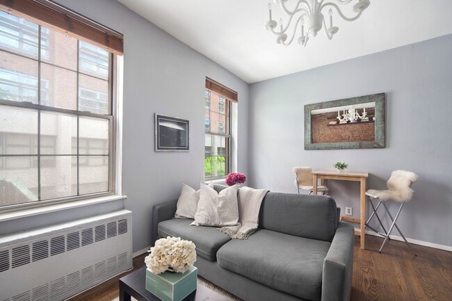318 W 15th St in New York, NY - Building Photo - Building Photo