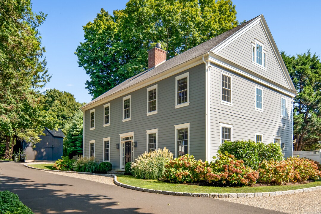 102 Mansfield Ave in Darien, CT - Building Photo