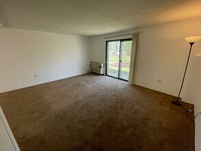 17 Village Rock Ln in Natick, MA - Foto de edificio - Building Photo