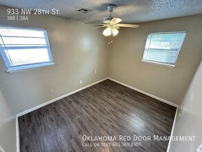 933 NW 28th St in Moore, OK - Building Photo - Building Photo