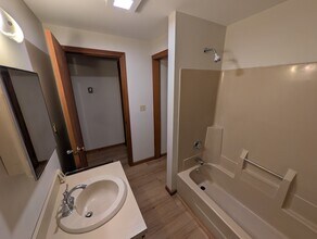 32 Willow St, Unit 32 Willow 1st Floor in Torrington, CT - Building Photo - Building Photo