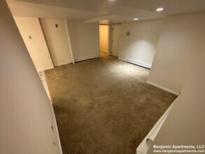 1243 Beacon St, Unit 114 in Brookline, MA - Foto de edificio - Building Photo