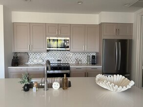 1111 Central Ave, Unit 217 in Naples, FL - Foto de edificio - Building Photo