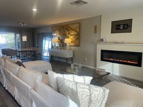 109 Glen Oak Dr in Henderson, NV - Building Photo - Building Photo