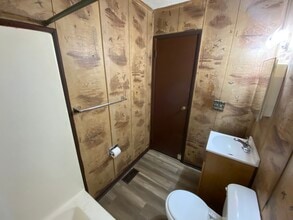 1917 Deerwood Dr in Danville, IL - Building Photo - Building Photo