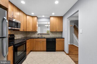 5155 King Charles Way in Bethesda, MD - Building Photo - Building Photo