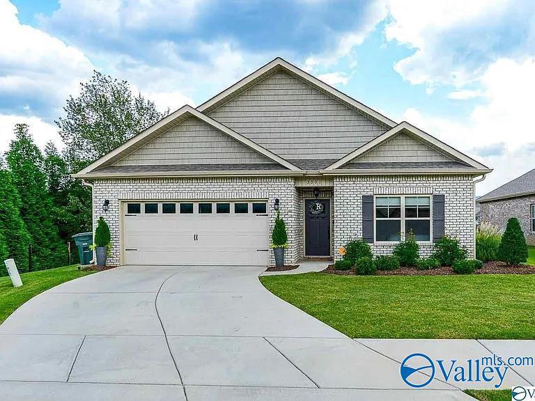 3001 Greenway Cir SE in Owens Cross Roads, AL - Building Photo
