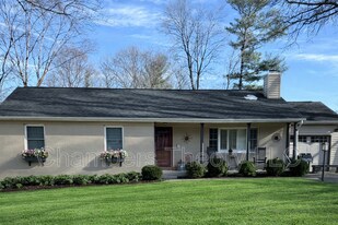 16 Honeybee Ave in Round Hill, VA - Building Photo